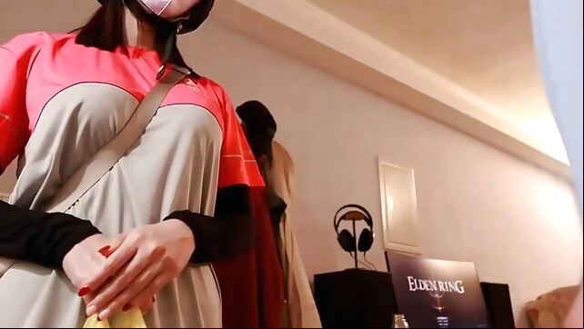 The female delivery man meets a guy who has no money, how does he pay for the takeaway? xxx asian video